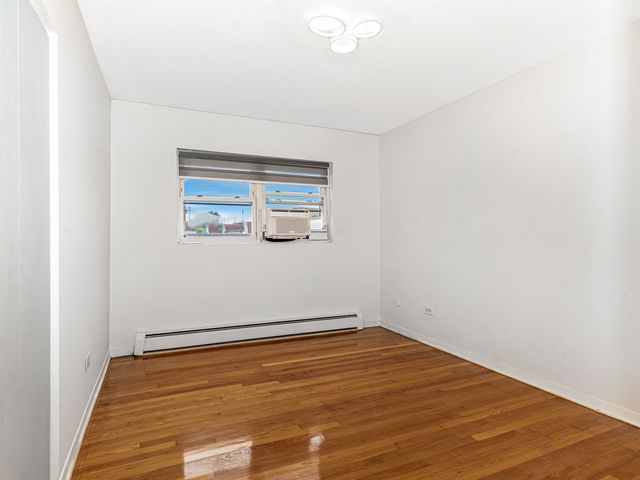 415 S Maple Avenue 202, Oak Park, IL 60302