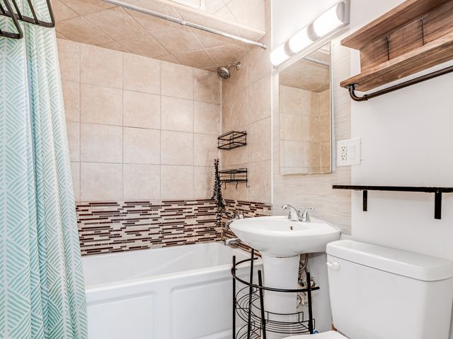 415 S Maple Avenue 202, Oak Park, IL 60302