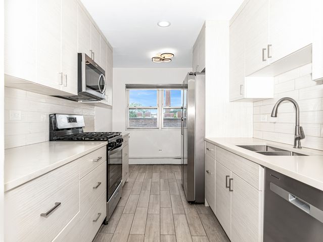 415 S Maple Avenue 202, Oak Park, IL 60302