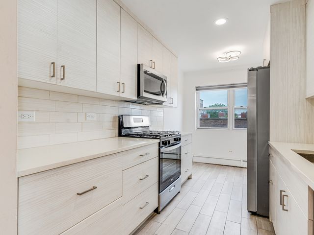415 S Maple Avenue 202, Oak Park, IL 60302