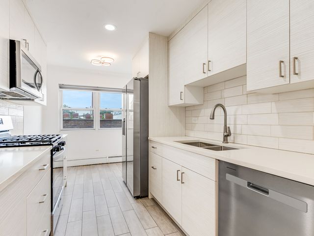 415 S Maple Avenue 202, Oak Park, IL 60302