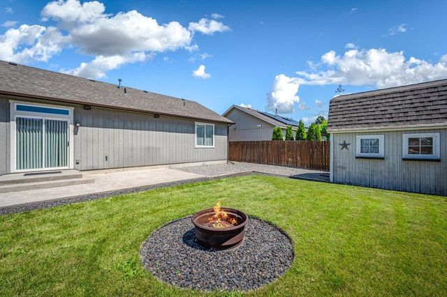 17614 2nd Ln, Greenacres, WA 99016