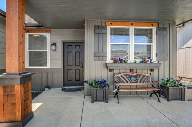 17614 2nd Ln, Greenacres, WA 99016