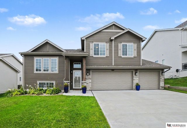 17601 Palisades Drive, Omaha, NE 68136