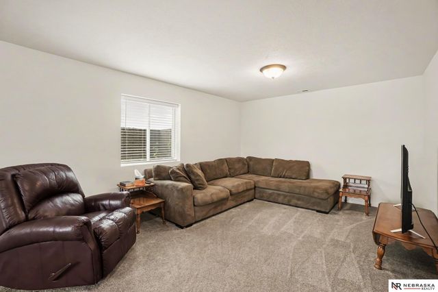 17601 Palisades Drive, Omaha, NE 68136