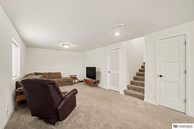 17601 Palisades Drive, Omaha, NE 68136