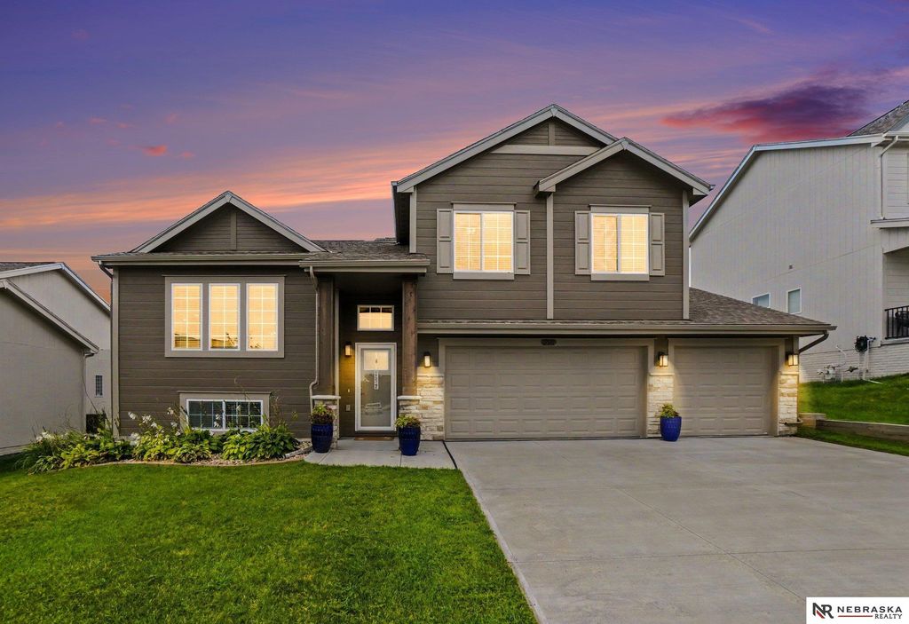 17601 Palisades Drive, Omaha, NE 68136