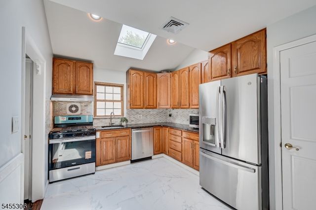 36 Aylin St, Metuchen Boro, NJ 08840