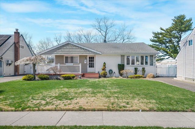 18 Seitz Drive, Bethpage, NY 11714