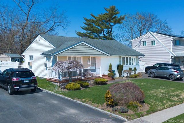 18 Seitz Drive, Bethpage, NY 11714