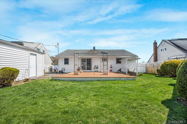 18 Seitz Drive, Bethpage, NY 11714