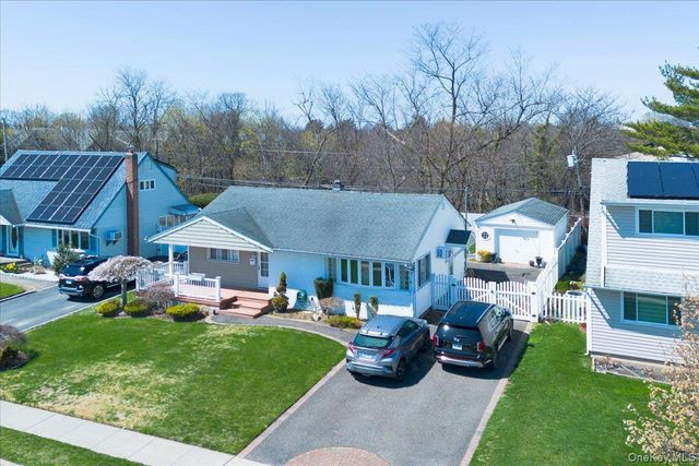 18 Seitz Drive, Bethpage, NY 11714