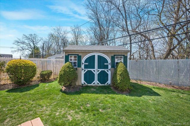 18 Seitz Drive, Bethpage, NY 11714