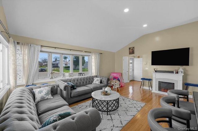 18 Seitz Drive, Bethpage, NY 11714