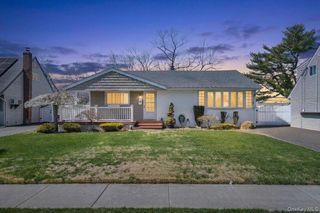 18 Seitz Drive, Bethpage, NY 11714