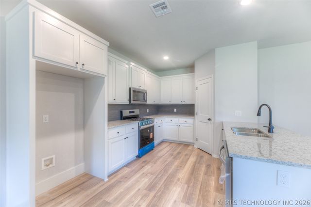 2561 W 66th Place S, Tulsa, OK 74132