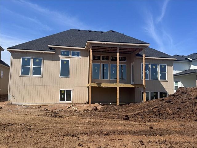 18504 Pawnee Lane, Overland Park, KS 66085