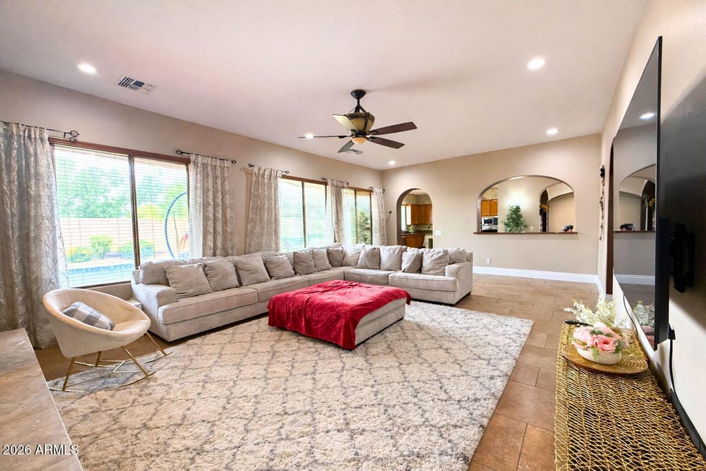 Image 11 of property listing at 2405 E CHARLOTTE Drive, Phoenix, AZ 85024