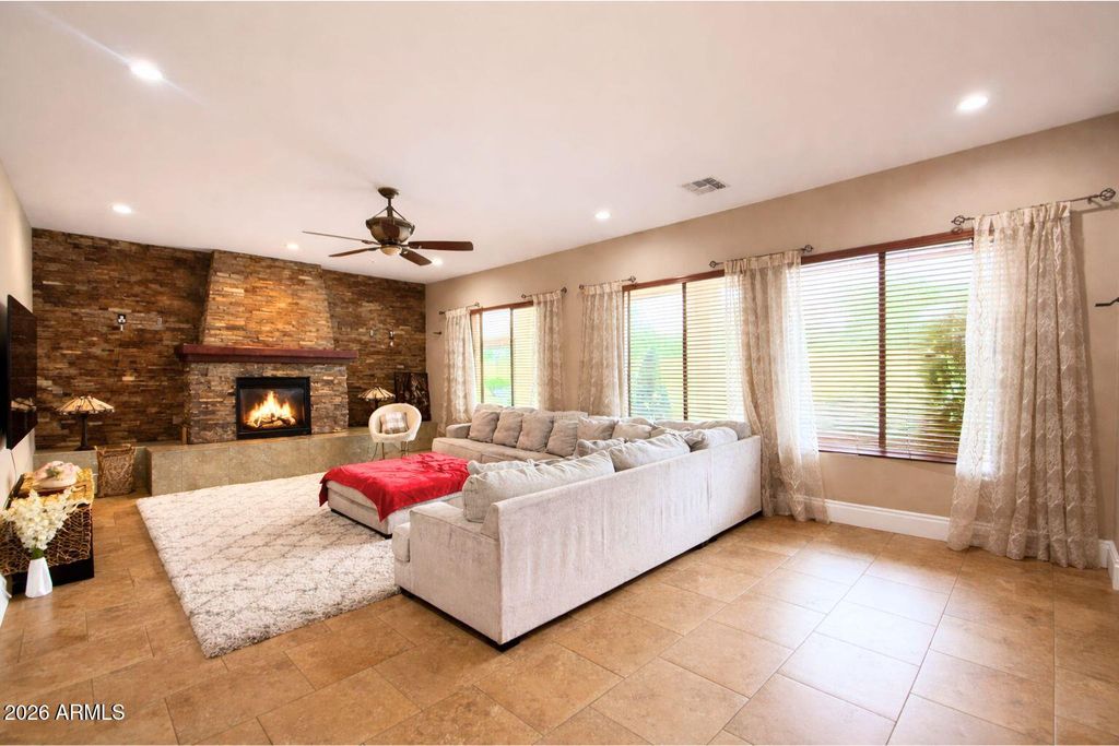 Image 13 of property listing at 2405 E CHARLOTTE Drive, Phoenix, AZ 85024