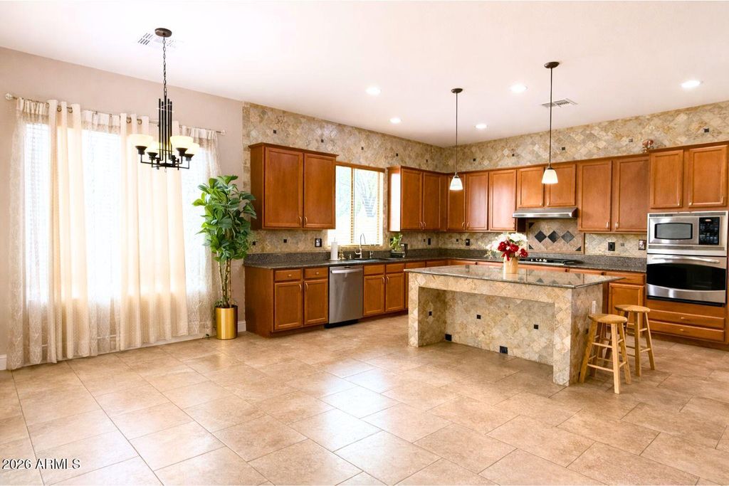 Image 15 of property listing at 2405 E CHARLOTTE Drive, Phoenix, AZ 85024
