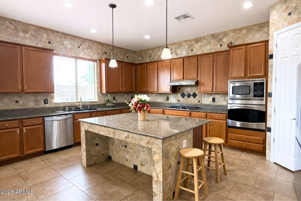 Image 19 of property listing at 2405 E CHARLOTTE Drive, Phoenix, AZ 85024