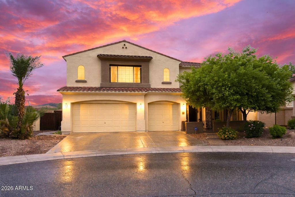 Image 2 of property listing at 2405 E CHARLOTTE Drive, Phoenix, AZ 85024