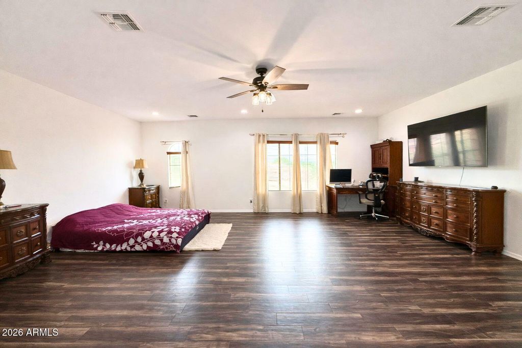 Image 25 of property listing at 2405 E CHARLOTTE Drive, Phoenix, AZ 85024