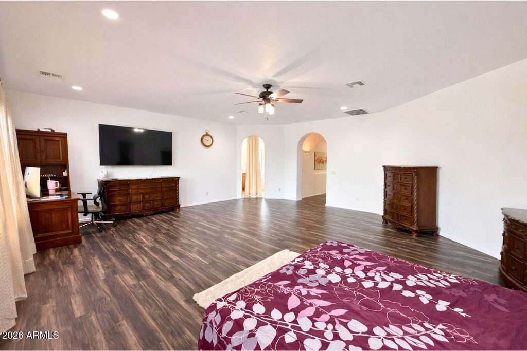 Image 26 of property listing at 2405 E CHARLOTTE Drive, Phoenix, AZ 85024