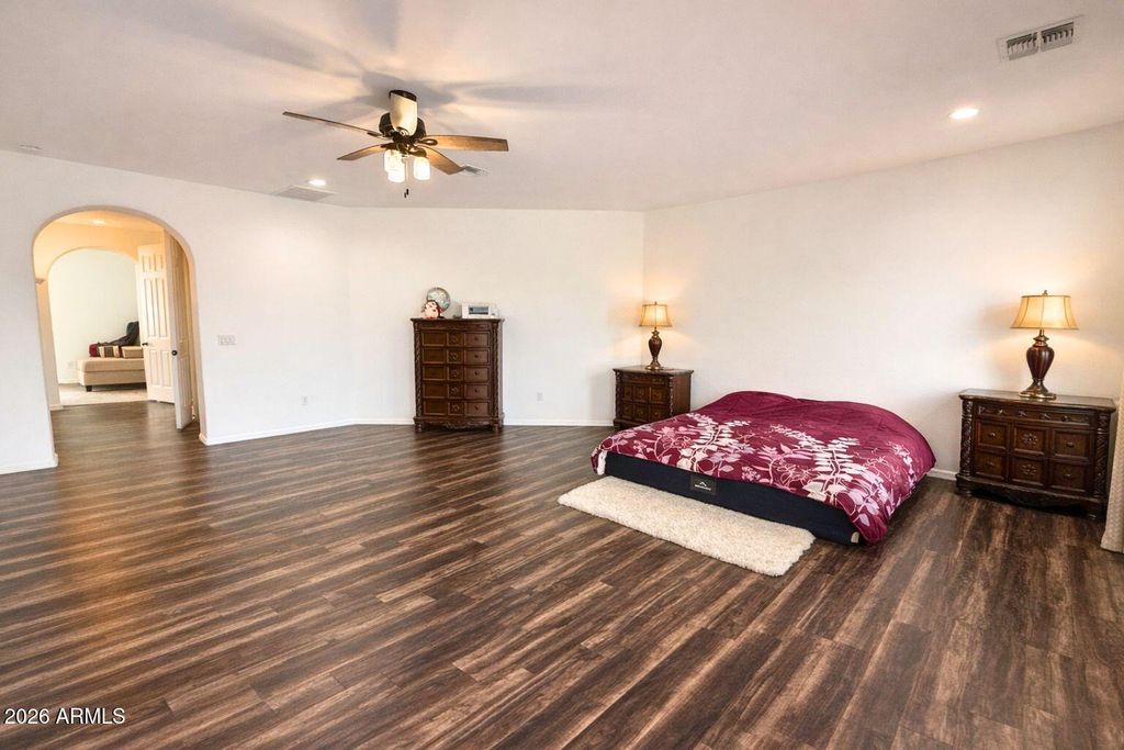 Image 27 of property listing at 2405 E CHARLOTTE Drive, Phoenix, AZ 85024