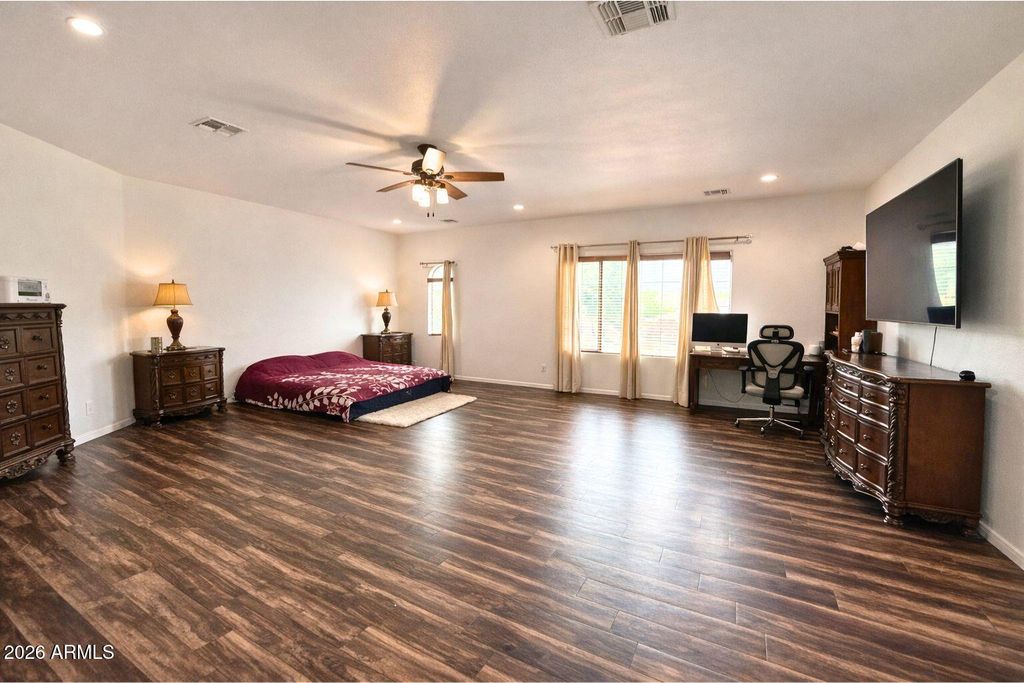 Image 28 of property listing at 2405 E CHARLOTTE Drive, Phoenix, AZ 85024