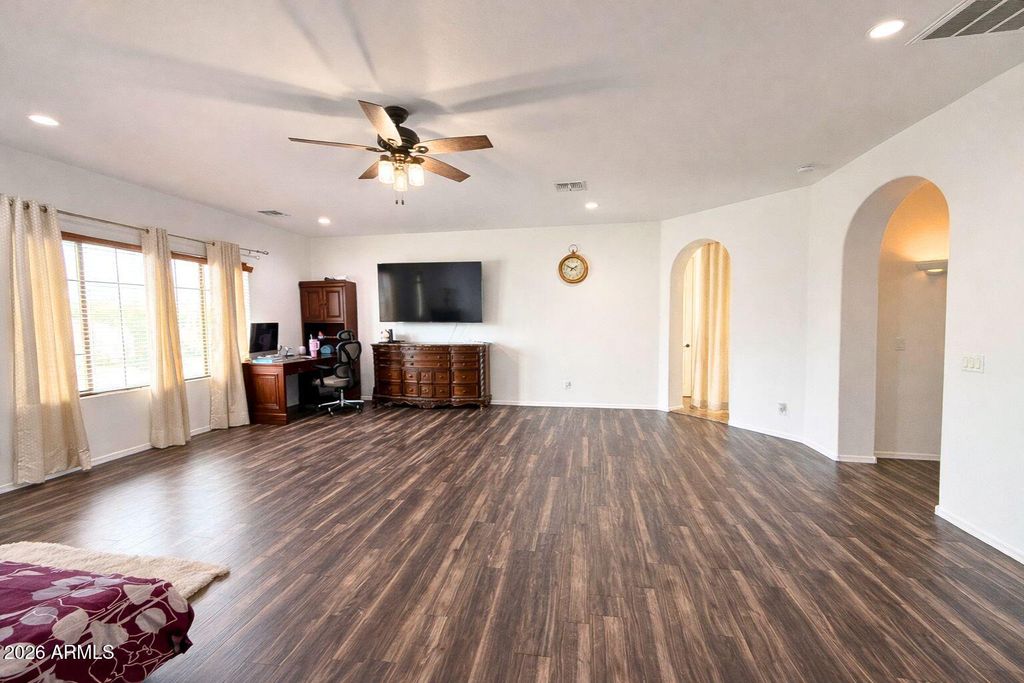 Image 29 of property listing at 2405 E CHARLOTTE Drive, Phoenix, AZ 85024