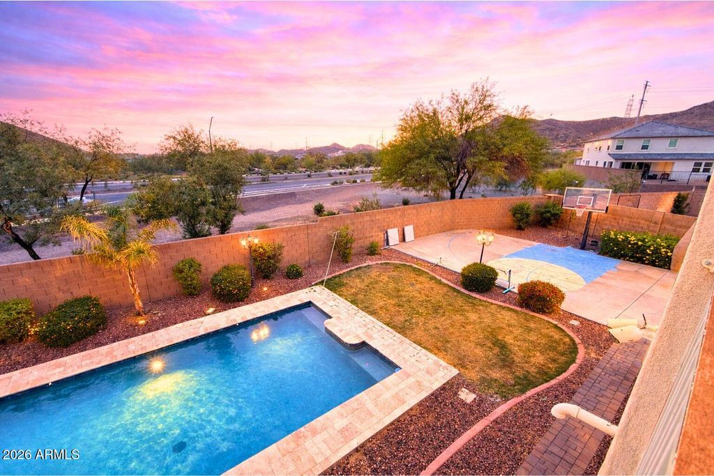 Image 37 of property listing at 2405 E CHARLOTTE Drive, Phoenix, AZ 85024