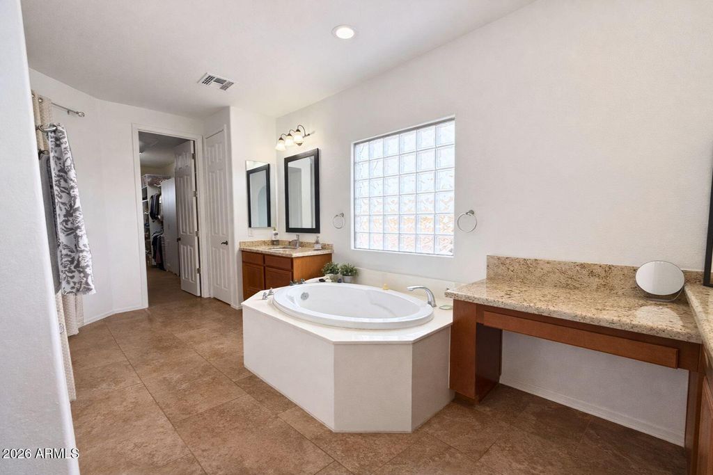 Image 38 of property listing at 2405 E CHARLOTTE Drive, Phoenix, AZ 85024