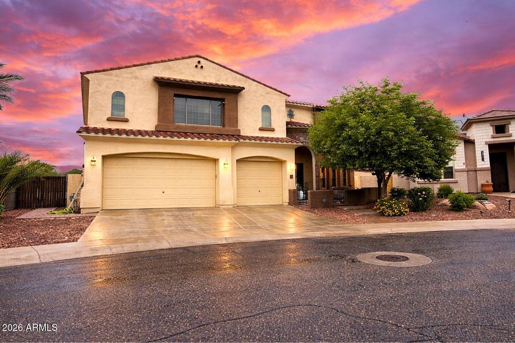 Image 4 of property listing at 2405 E CHARLOTTE Drive, Phoenix, AZ 85024