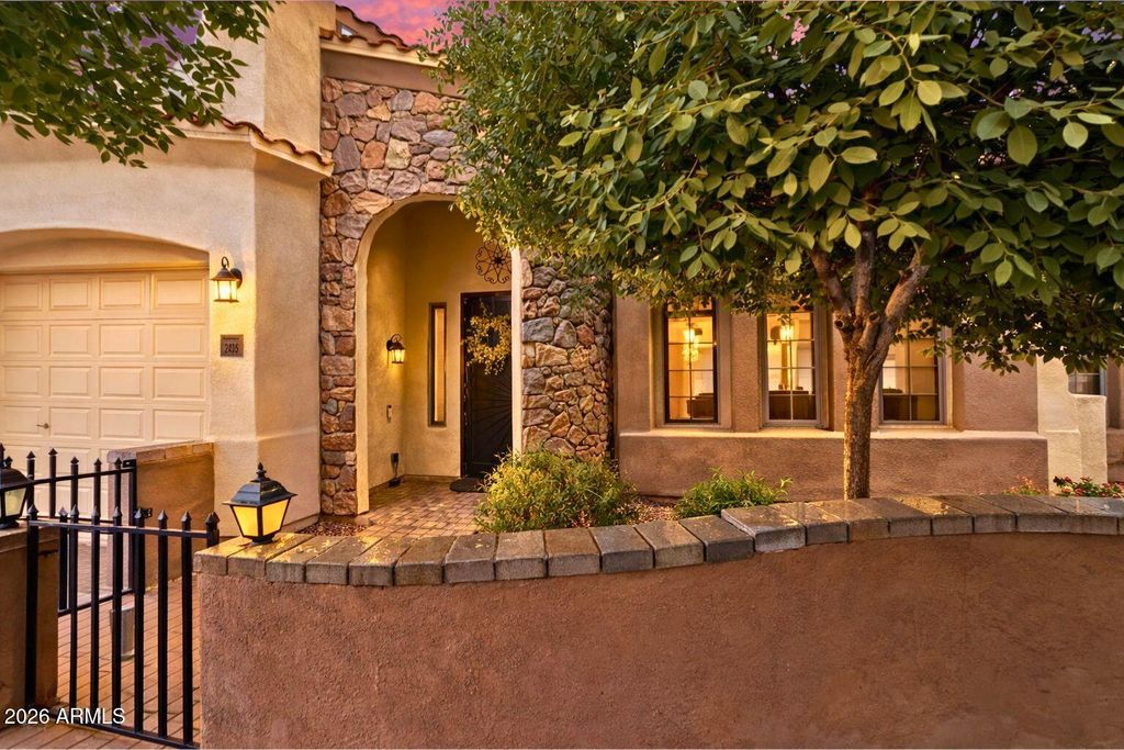 Image 5 of property listing at 2405 E CHARLOTTE Drive, Phoenix, AZ 85024