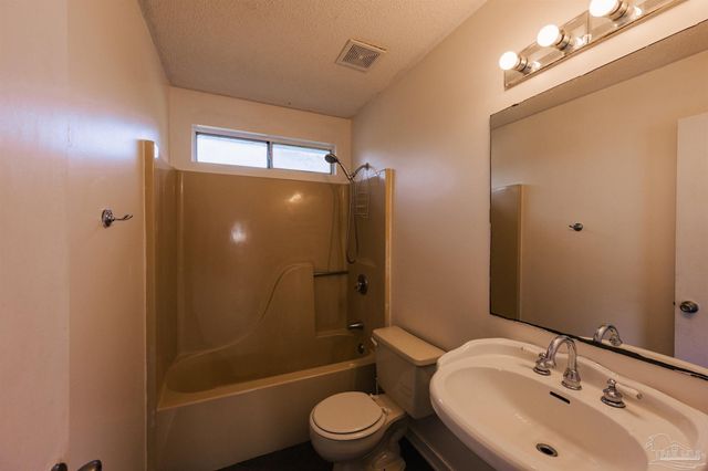 2732 Country Breeze Blvd, Navarre, FL 32566