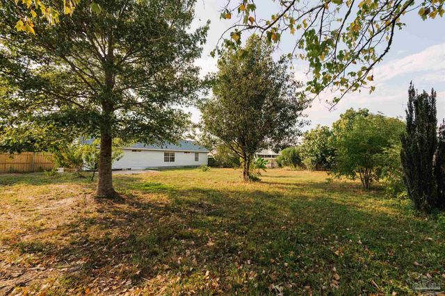 2732 Country Breeze Blvd, Navarre, FL 32566