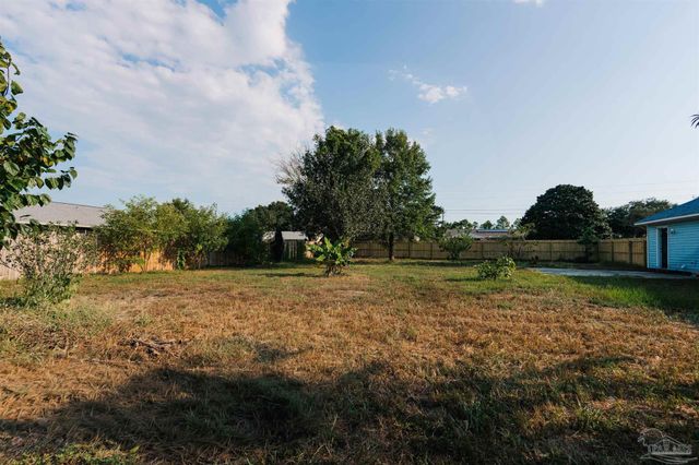 2732 Country Breeze Blvd, Navarre, FL 32566