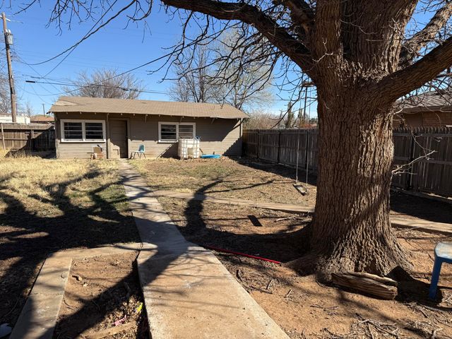 518 W 2nd Street, Hale Center, TX 79041