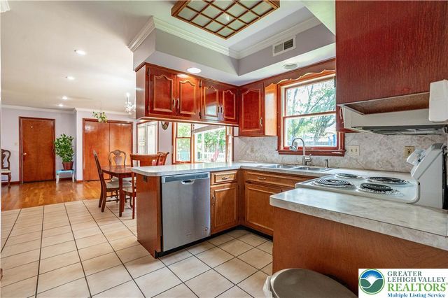 1142 Tremont Street East, Allentown City, PA 18109