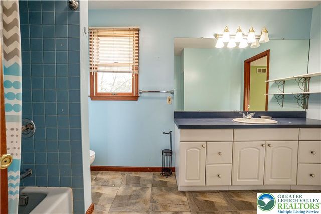 1142 Tremont Street East, Allentown City, PA 18109