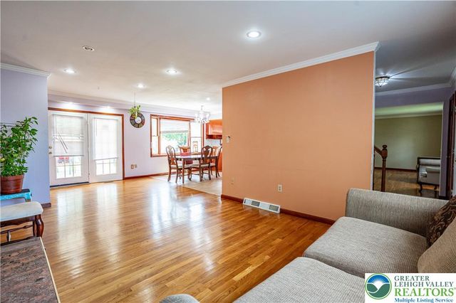 1142 Tremont Street East, Allentown City, PA 18109