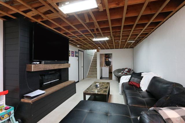 2705 E 40th Court, Des Moines, IA 50317