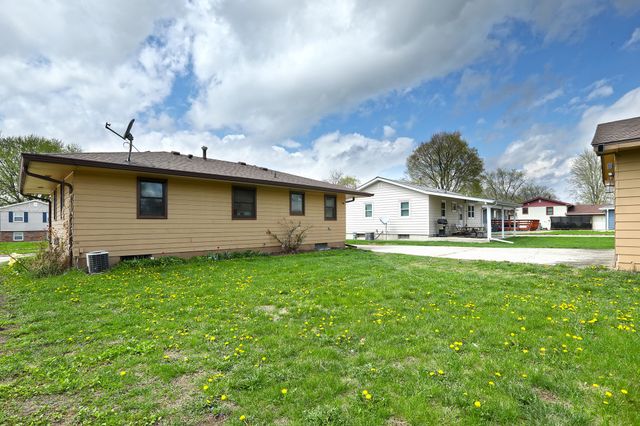 2705 E 40th Court, Des Moines, IA 50317