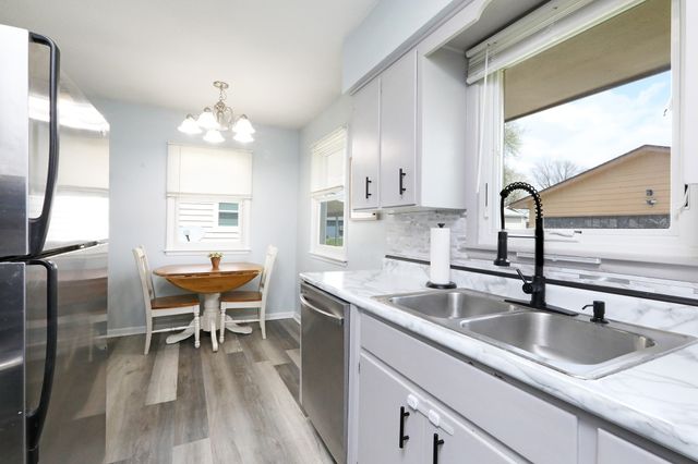 2705 E 40th Court, Des Moines, IA 50317