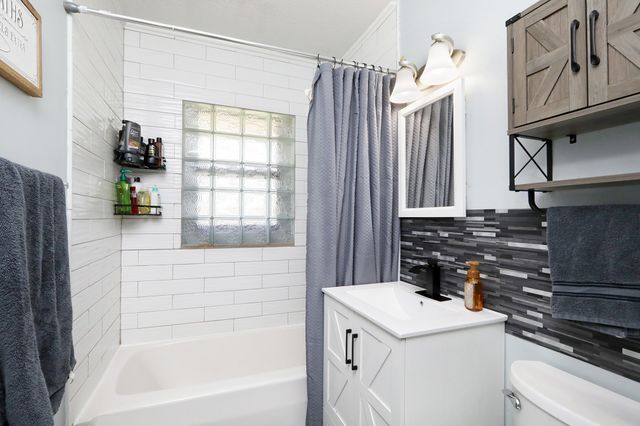 2705 E 40th Court, Des Moines, IA 50317