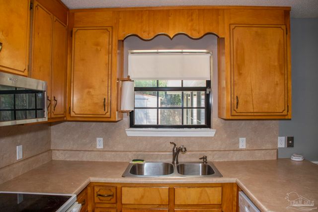 6514 Oakcrest Rd, Milton, FL 32570