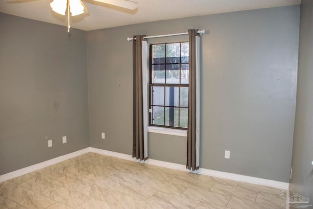 6514 Oakcrest Rd, Milton, FL 32570