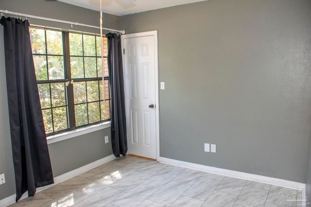 6514 Oakcrest Rd, Milton, FL 32570