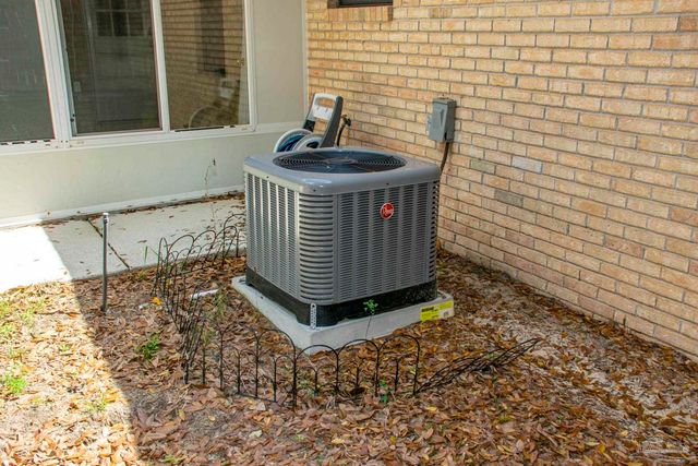 6514 Oakcrest Rd, Milton, FL 32570